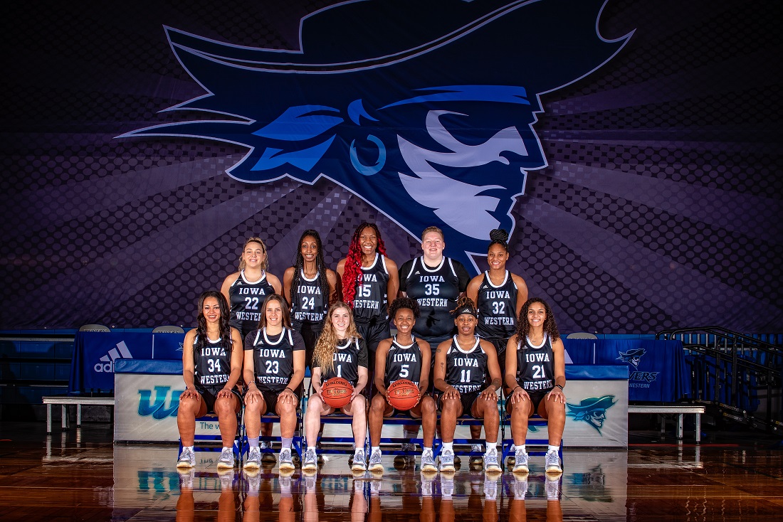 Women's Basketball Finishes 20-2, Undefeated in Conference Play