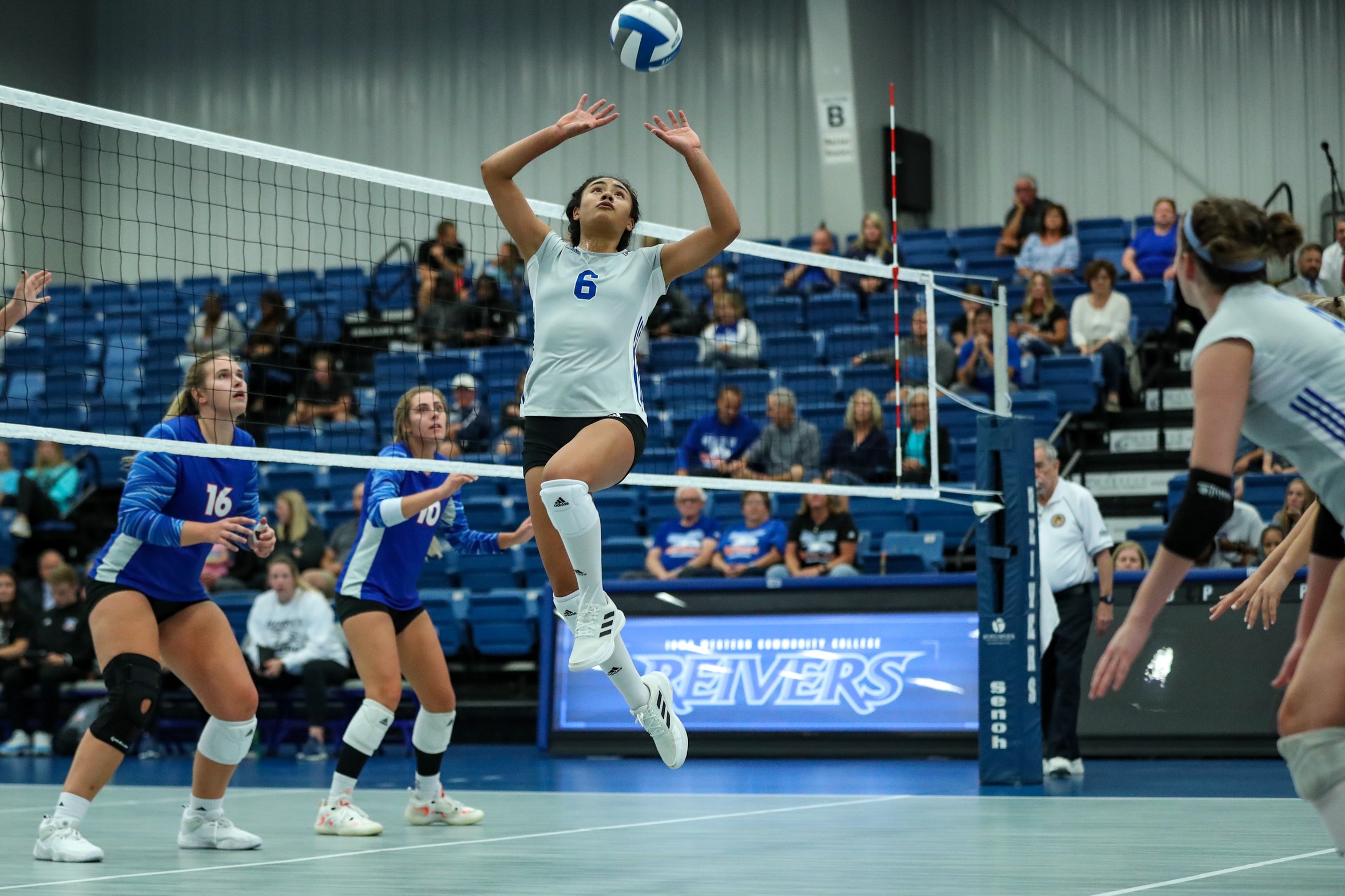#2 Reivers volleyball defeat #11 Warriors